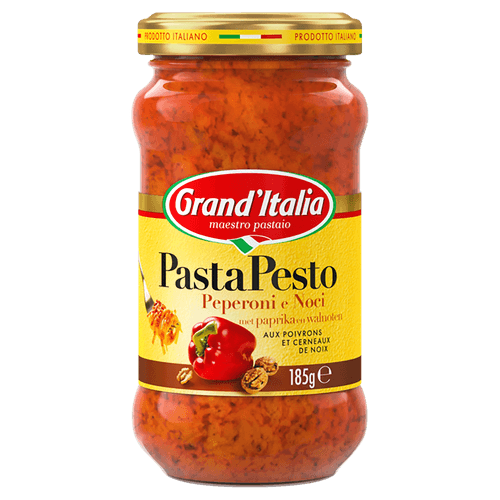 Foto van Grand'Italia Pasta pesto peperoni e noci op witte achtergrond