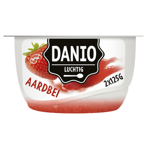 Foto van Danio Luchtige kwark aardbei op witte achtergrond