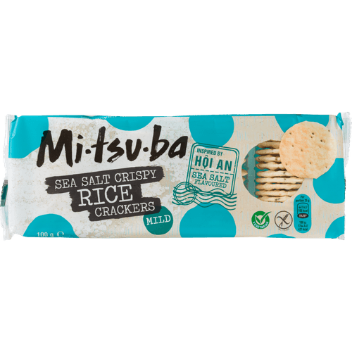 Foto van Rice crackers crispy sea salt op witte achtergrond
