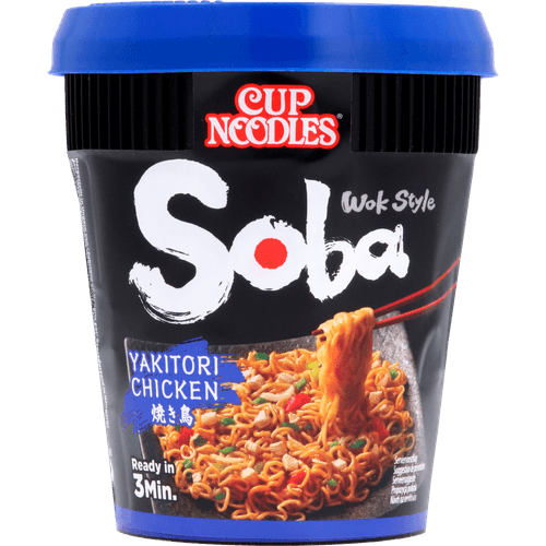 Foto van Nissin Soba noodles yakatori op witte achtergrond