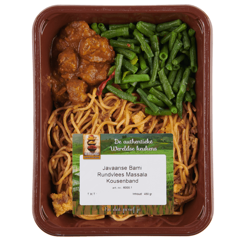 Foto van Warung Javaanse bami met rundmassala en kousenband op witte achtergrond