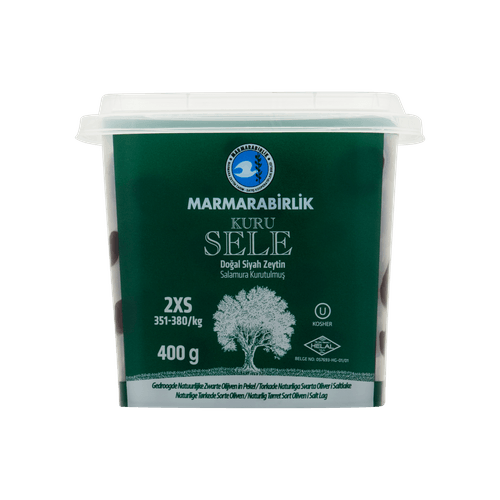 Foto van Marmar Gedroogde zwarte olijven in pekel op witte achtergrond