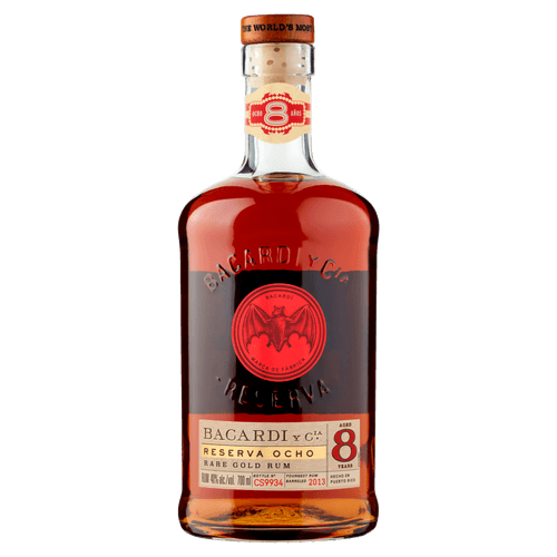 Foto van Bacardi Rum reserva 8 years op witte achtergrond