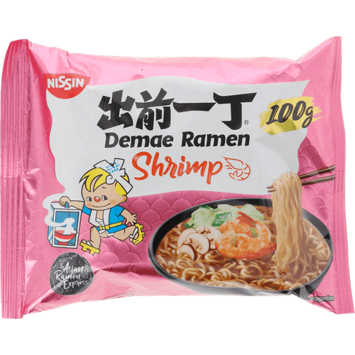 Foto van Nissin Demae ramen shrimp op witte achtergrond
