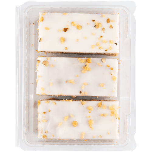 Foto van Carrot cake op witte achtergrond