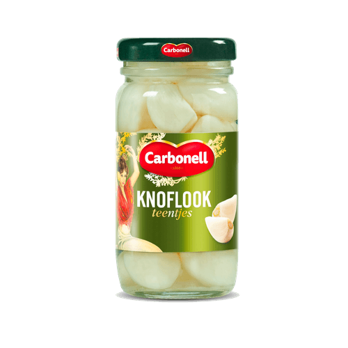 Foto van Carbonell Knoflooktenen op witte achtergrond