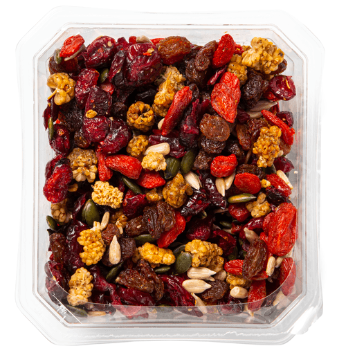 Foto van Ontbijtmix bessen en pitten op witte achtergrond