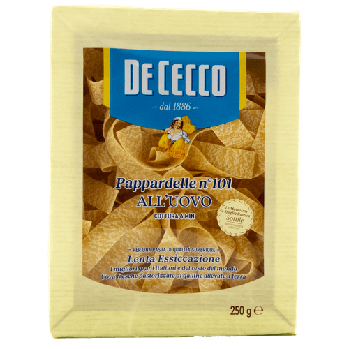 Foto van De Cecco Pappardelle matassine all uovo op witte achtergrond