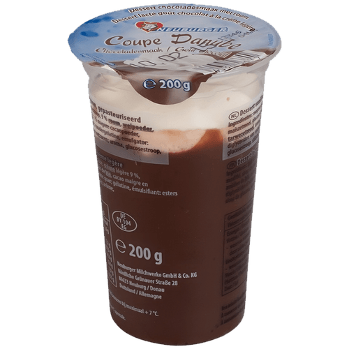 Foto van Neuburger Chocolade toetje met room op witte achtergrond