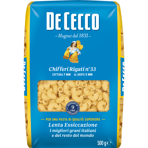 Foto van De Cecco Chifferi rigati op witte achtergrond