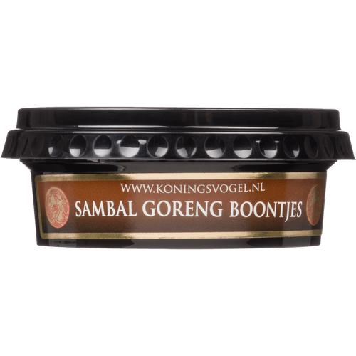 Foto van Koningsvogel Boemboe sambal goreng boontjes op witte achtergrond