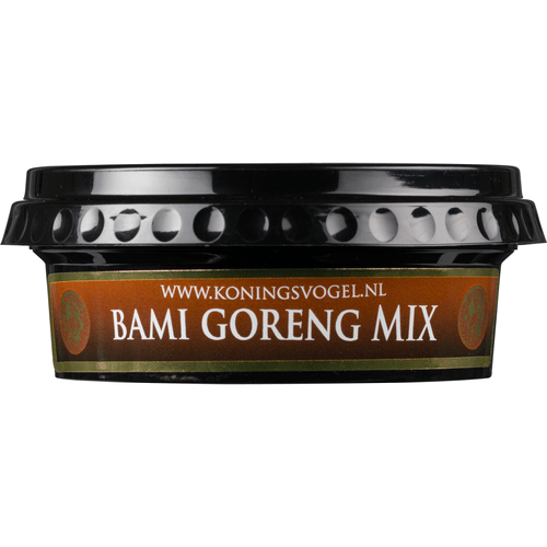 Foto van Koningsvogel Boemboe bami goreng op witte achtergrond