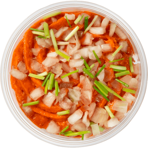 Foto van DekaVers Filet americain ui/bieslook op witte achtergrond