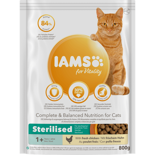 Foto van Iams Kattenvoer vitality met verse kip op witte achtergrond