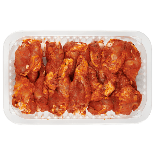 Foto van DekaVers Scharrel kipdrummets gekruid op witte achtergrond