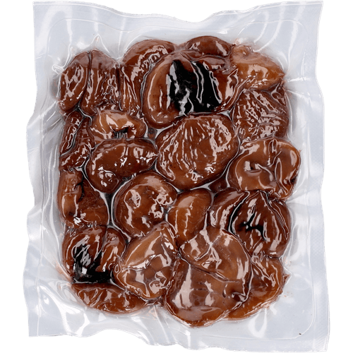 Foto van Gekookte kastanjes op witte achtergrond