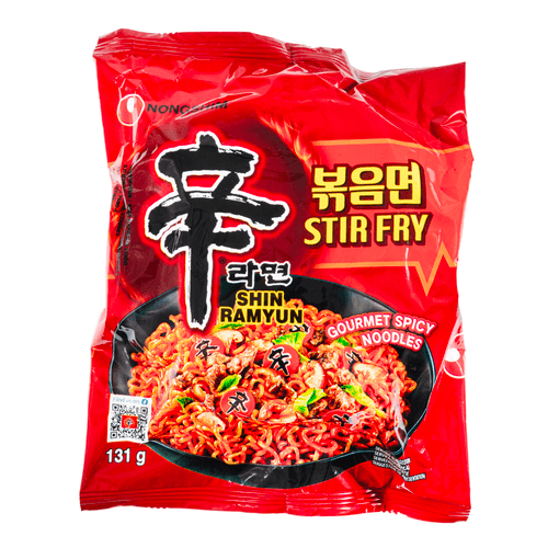Foto van NongShim Instant noodles shin stir-fry ramyun op witte achtergrond