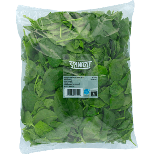 Foto van Spinazie ongewassen op witte achtergrond