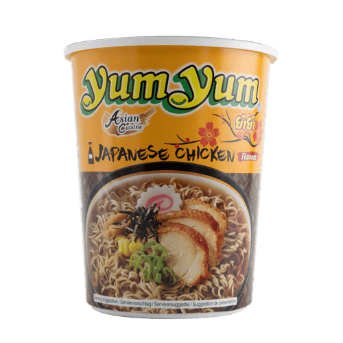 Foto van Yum Yum Noodles japenese chicken op witte achtergrond