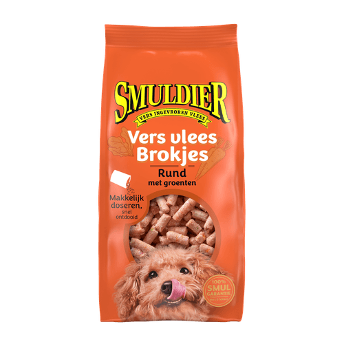 Foto van Smuldier Vers vlees brokjes rund met groente op witte achtergrond