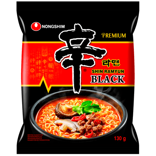 Foto van NongShim Instant noodles shin ramyun black op witte achtergrond