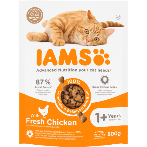 Foto van Iams Kattenvoer vitality met verse kip op witte achtergrond
