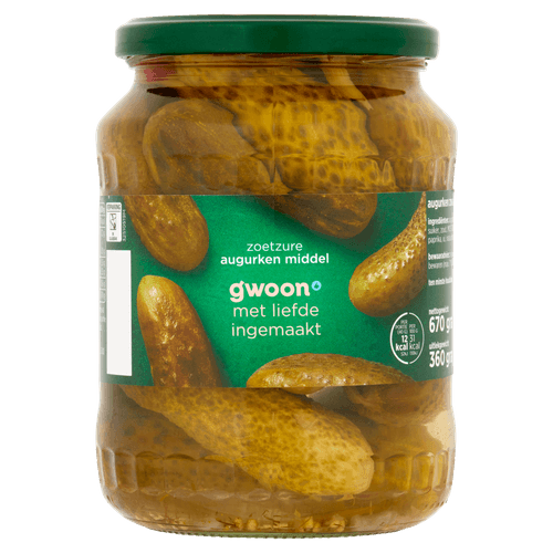 Foto van G'woon Augurken middel zoetzuur op witte achtergrond