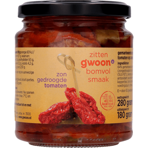 Foto van G'woon Zongedroogde tomaten op witte achtergrond