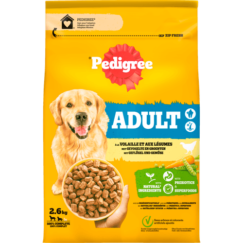 Foto van Pedigree Hondenvoer adult gevogelte en groente op witte achtergrond