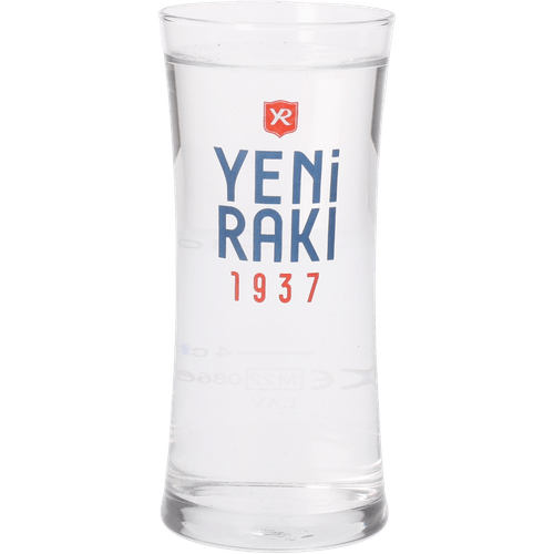 Foto van Yeni Raki op witte achtergrond