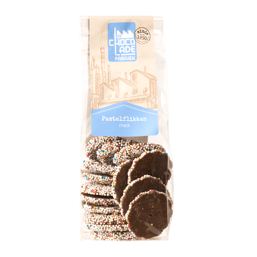 Foto van Pastelflikken melk op witte achtergrond