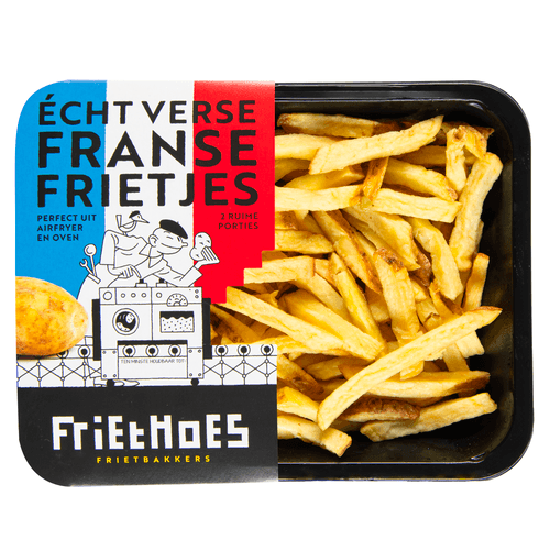 Foto van Friethoes Echt verse Franse friet op witte achtergrond