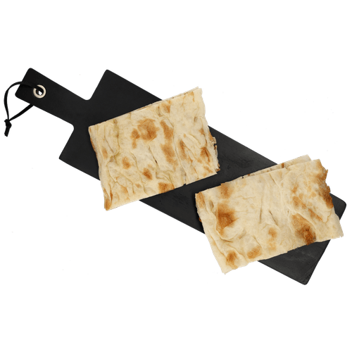 Foto van Amorreti Kaas pinsa crudo en provolone op witte achtergrond