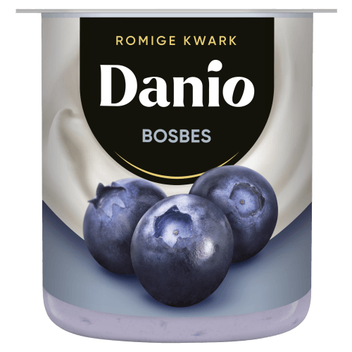Foto van Danio Romige kwark bosbes op witte achtergrond