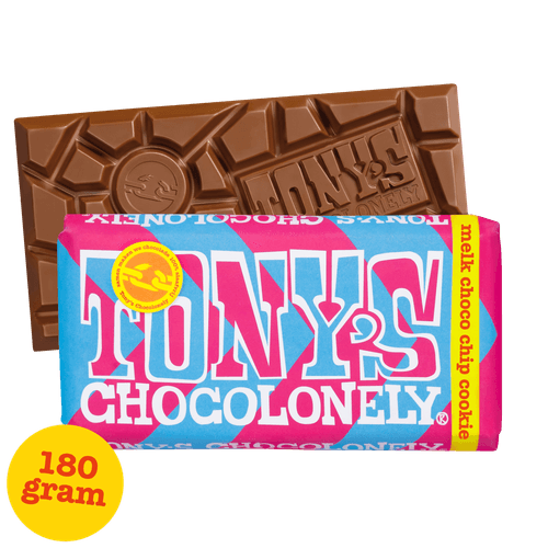 Foto van Tony's Chocolonely melk chocolate chip cookie op witte achtergrond