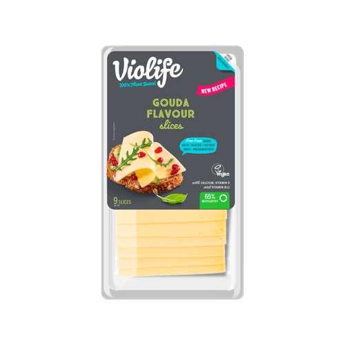 Foto van Violife Gouda flavour plakken op witte achtergrond