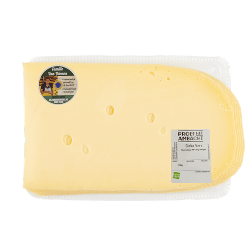 Foto van DekaVers Boerenkaas jong belegen gesneden op witte achtergrond