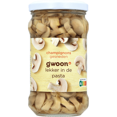 Foto van G'woon Champignons gesneden op witte achtergrond