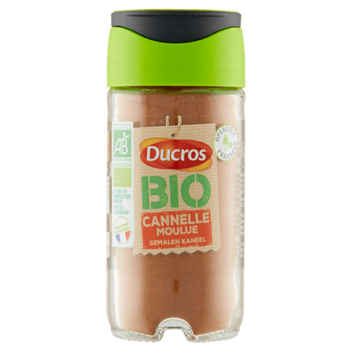 Foto van Ducros Kaneel gemalen op witte achtergrond