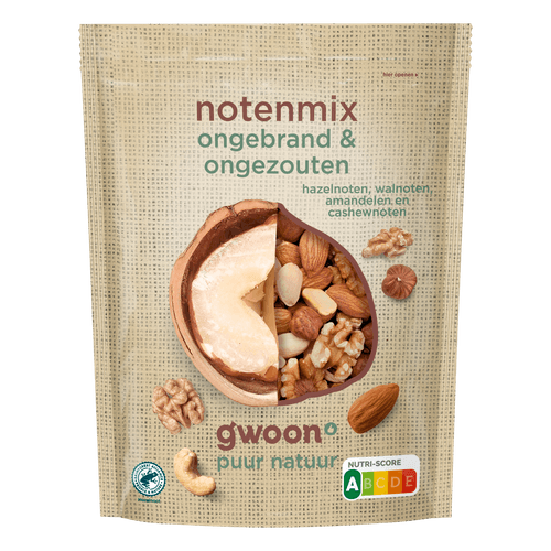 Foto van G'woon Notenmelange ongebrand ongezouten op witte achtergrond