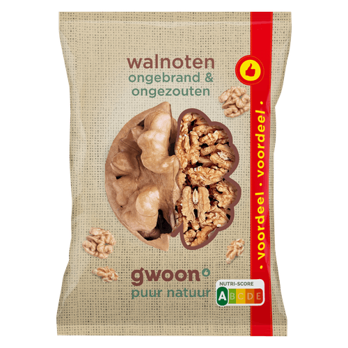 Foto van G'woon Walnoten ongebrand en ongezouten op witte achtergrond