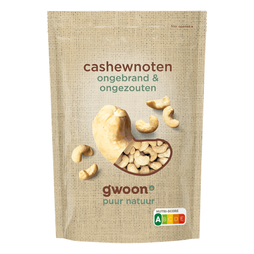 Foto van G'woon Cashewnoten ongebrand ongezout op witte achtergrond
