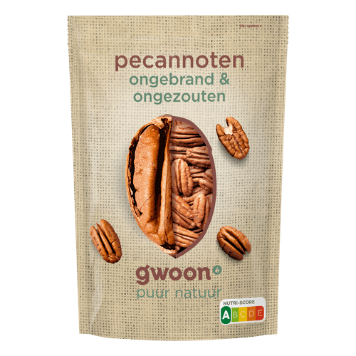 Foto van G'woon Pecannoten ongebrand ongezouten op witte achtergrond
