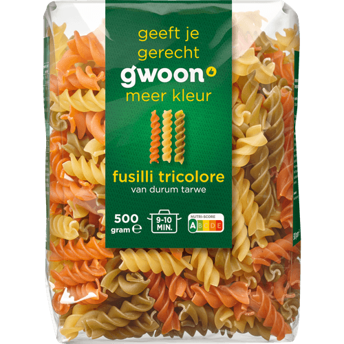 Foto van G'woon Fusilli tricolore op witte achtergrond