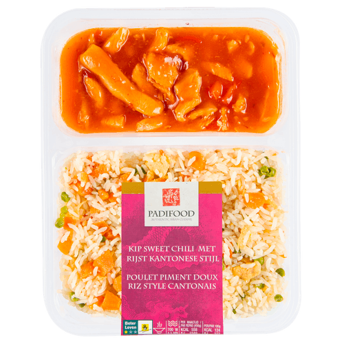 Foto van Padifood Chinese kip chili rijst kantonese stijl op witte achtergrond