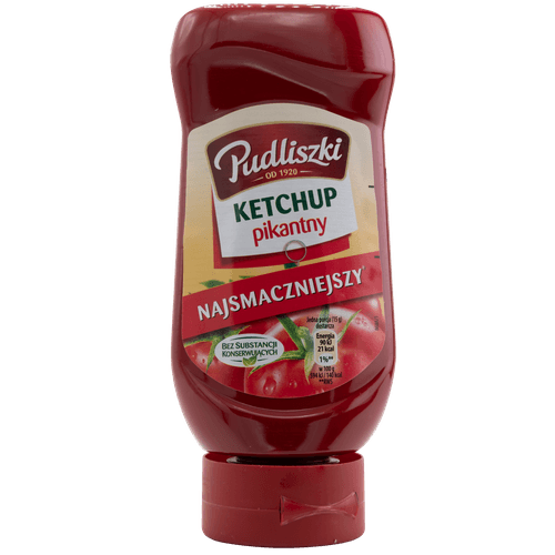 Foto van Pudliszki Ketchup pikantny op witte achtergrond