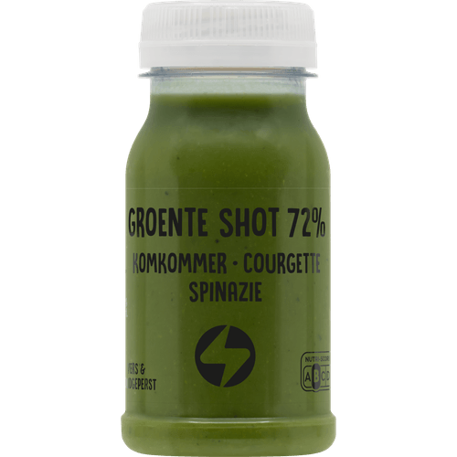 Foto van Groente shot komkommer courgette spinazie op witte achtergrond