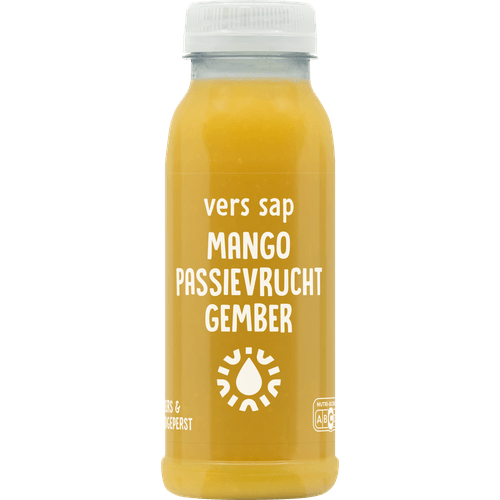 Foto van Sap mango passievrucht gember op witte achtergrond