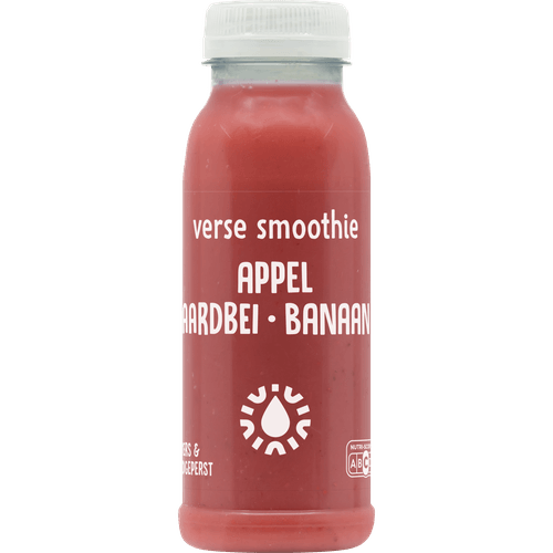 Foto van Smoothie aardbei appel banaan op witte achtergrond