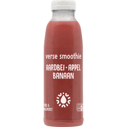Foto van Smoothie aardbei appel banaan op witte achtergrond
